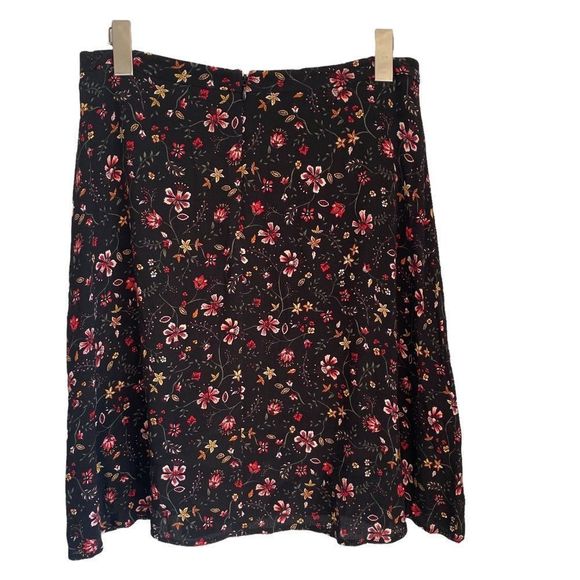 Reitmans women’s zip closure skirt size 4 black with floral print - Picture 2 of 9